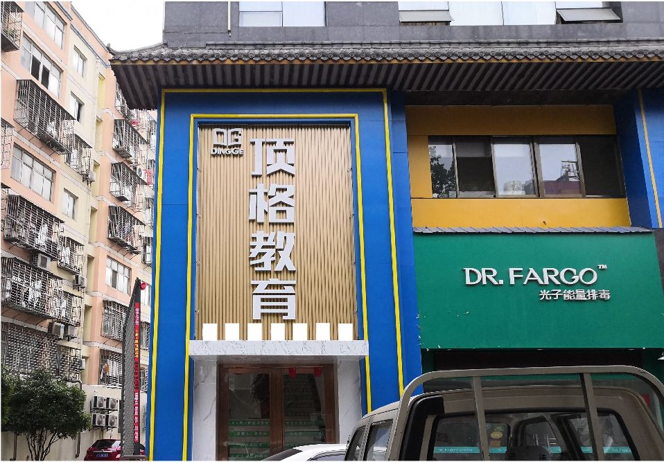 石屏门头设计要符合门店特色。