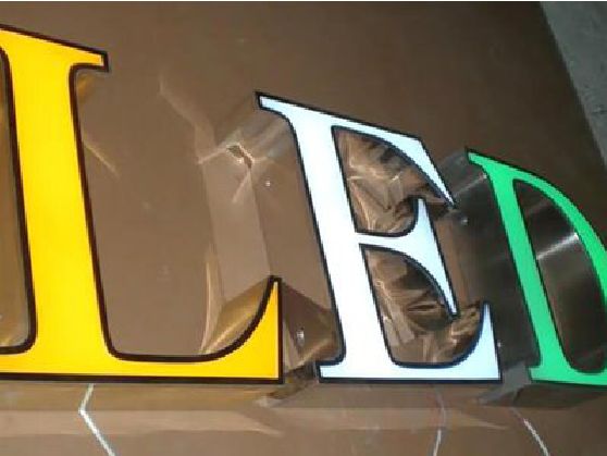 石屏介绍LED招牌的基础知识。